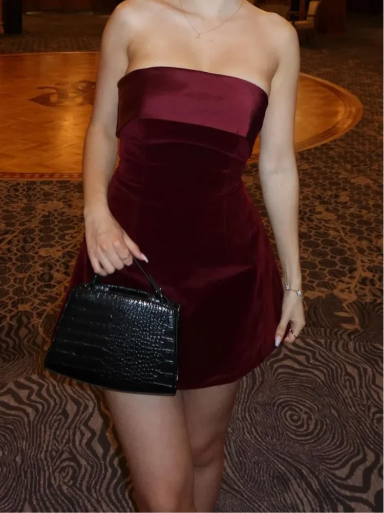 Scarlett™ | Mini vestido burdeos sin espalda de lujo